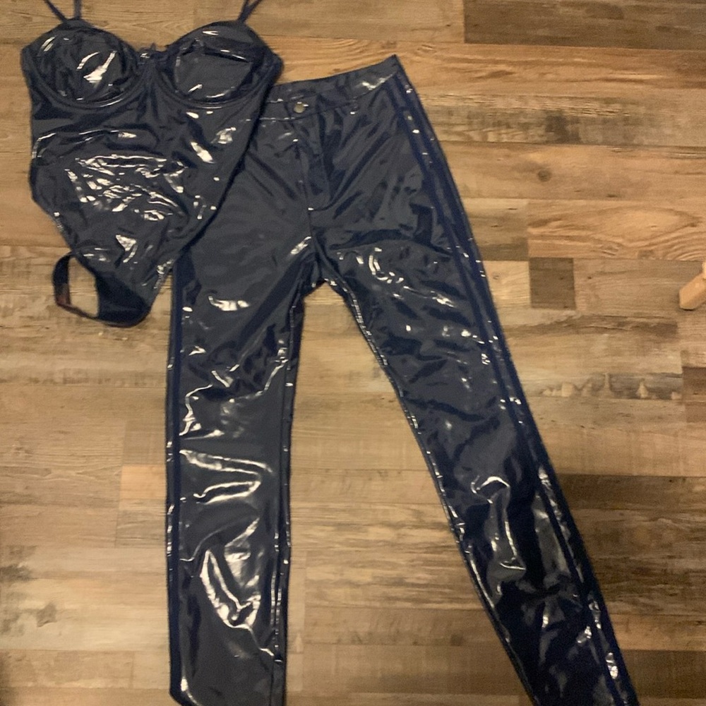 Ivy park top and bottom pants say m but  run small the top is a large